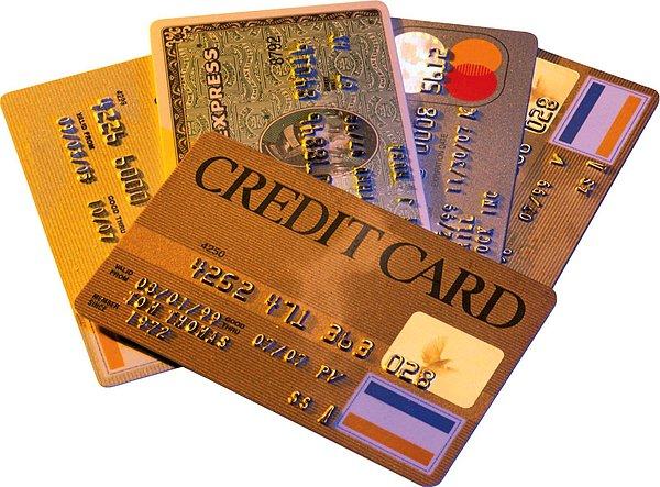 1. Kredi kartları hayatımıza girdiğinden beri işimizi kolaylaştırıyor. Nakit para yerine sürekli kullanılan kredi kartları sağladığı kolaylıklarla tercih sebebi.