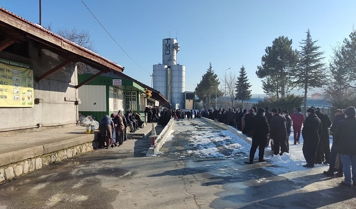 Kütahya'da Soğuk Havada Ucuz Yağ Kuyruğu: '20 Sene Sonra Memleketi Getirdiğiniz Nokta Bu!'