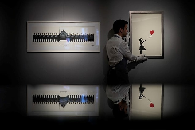 Dünya'nın farklı yerlerinde yaptığı çarpıcı duvar resimleriyle tanınan Banksy, kimliği bilinmeyen bir sanatçı.