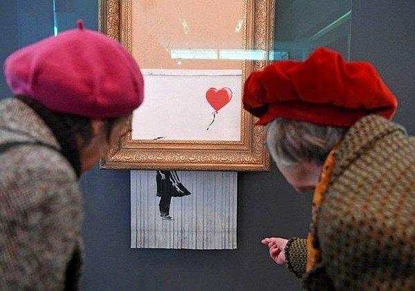 Banksy'nin Girl With Balloon adlı eseri 2018'de 1.1 milyon pounda satılmış, fakat daha sonra kendi kendini imha etmişti.