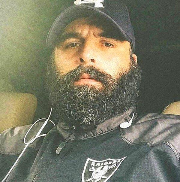 Oyunculuğu bırakıp ortalardan kaybolan Mehmet Akif Alakurt, sosyal medya hesabından yaptığı saldırgan paylaşımlarla sürekli tartışma yaratıyor; belki denk gelmişsinizdir.