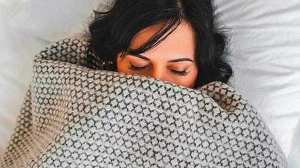 1. Battaniye veya yorgan olmadan uyuduğunuzda bu durum metabolizmanızın hızlı çalışmasını sağlayabilir.
