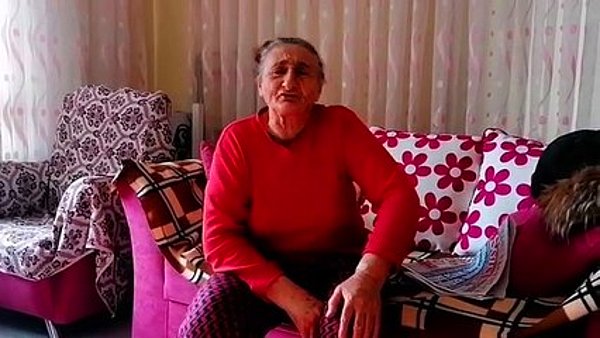 Zehra Teyze şu anda 71 yaşında. Hayatında en çok mutlu olduğu anın şu an olduğunu söylüyor.