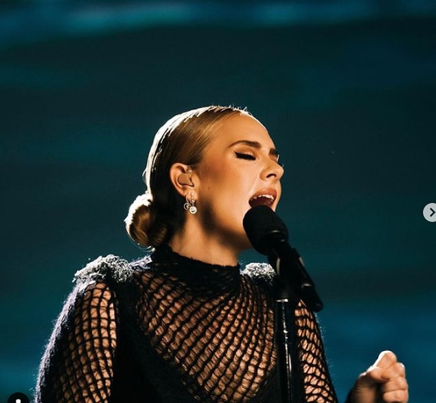 Bu sessizliğe son vererek 2021 senesinde tekrardan aramıza dönen Adele oldukça görkemli bir geri dönüş yaptı.