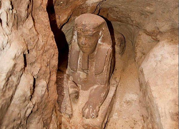 Ayrıca bölgede, Güneş tanrısı Ra'nın aslan benzeri savunucusu olan tanrıça Sekhmet'in neredeyse bozulmamış üç heykeli ve büyük bir sütunlu salonun kalıntıları keşfedildi.