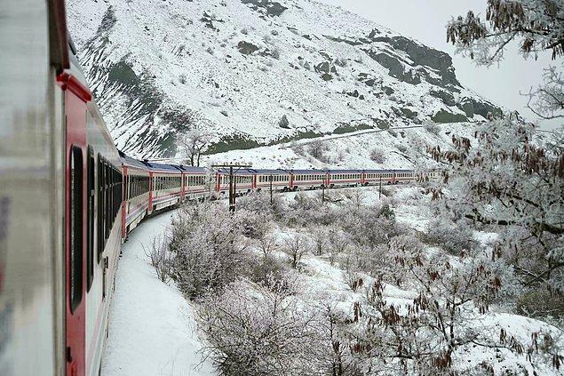 Makinist Fatih Yalçın, 30 Aralık-31 Mart tarihleri arasında haftada ikişer kez sefer düzenlenen bu hattın, Rusya'daki dünyanın en uzun demiryolu hattı olan ‘Trans Sibirya Demiryolu'nun bir minyatürü olduğunu söylüyor.
