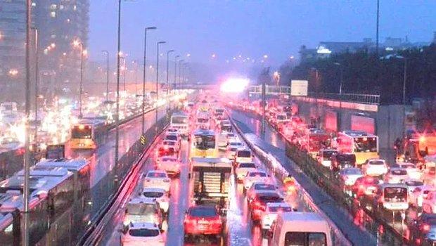 İstanbul'da Kar Yağışı Sonrası Yollar Kilitlendi! Trafik Yoğunluğu Yüzde 80'e Ulaştı...