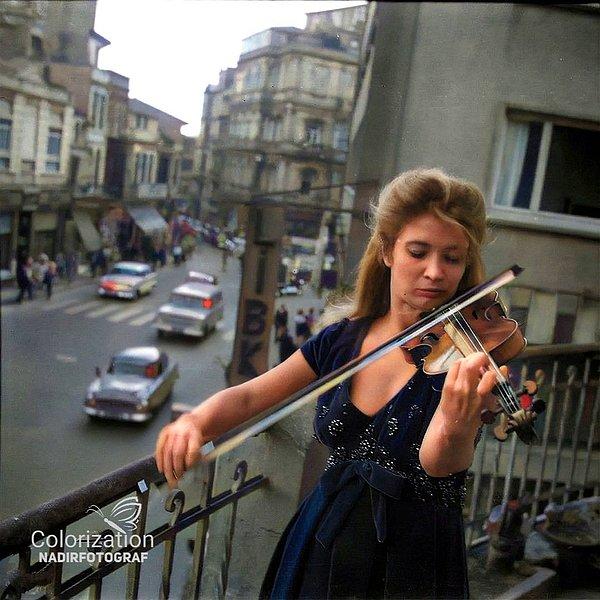 4. Türk keman sanatçısı Ayla Erduran, İstanbul, 1964.