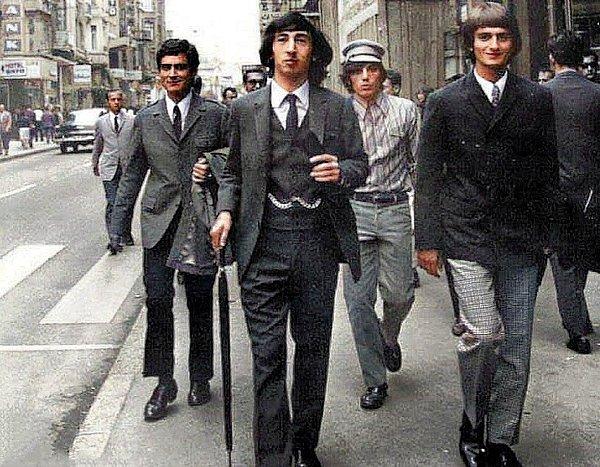 6. İstiklal Caddesi'nde yürüyen beyefendiler, İstanbul, 1966.