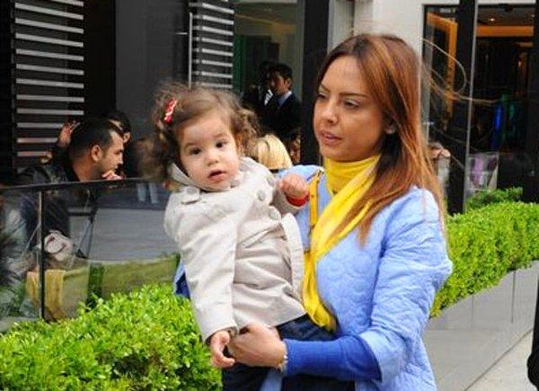 Ebru Gündeş 2011'de doğan kızı Alara'yı yıllardır medyadan gizli saklı tutuyordu ancak geçtiğimiz günlerde Alara'nın yeni fotoğrafları ortaya çıktı.
