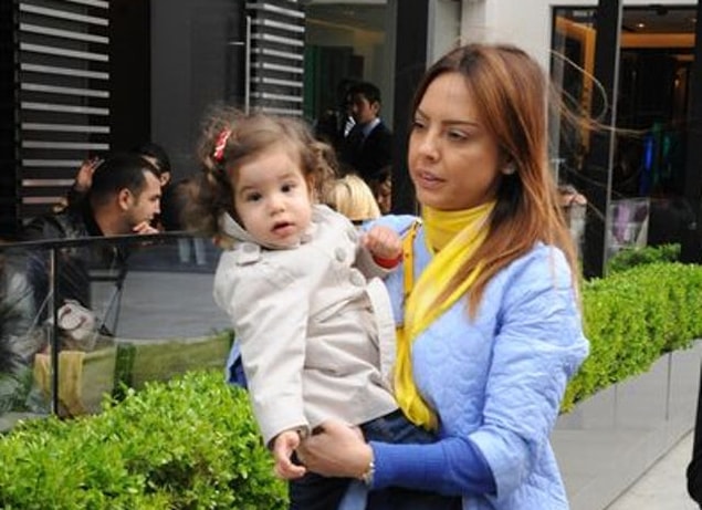 Ebru Gündeş 2011'de doğan kızı Alara'yı yıllardır medyadan gizli saklı tutuyordu ancak geçtiğimiz günlerde Alara'nın yeni fotoğrafları ortaya çıktı.