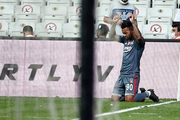 Dakikalar 61'i gösterdiğinde Beşiktaş, Alex Teixeira'nın golüyle 1-0 öne geçti.