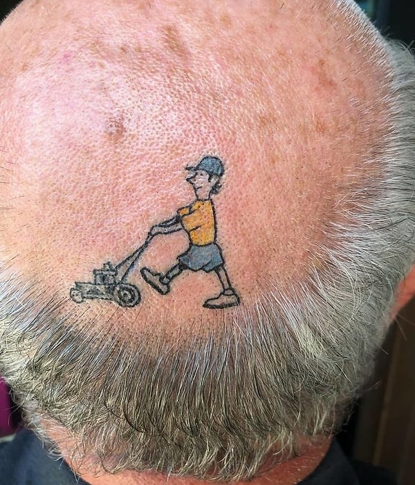 7. Джентльмен решил сделать свою первую татуировку на залысине. Ему за 60