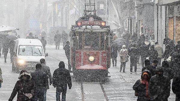 15. İstanbul'da yaşayanlar dikkat! Meteoroloji, İstanbul'a 22 Ocak gecesi için kuvvetli kar uyarısı yaptı.