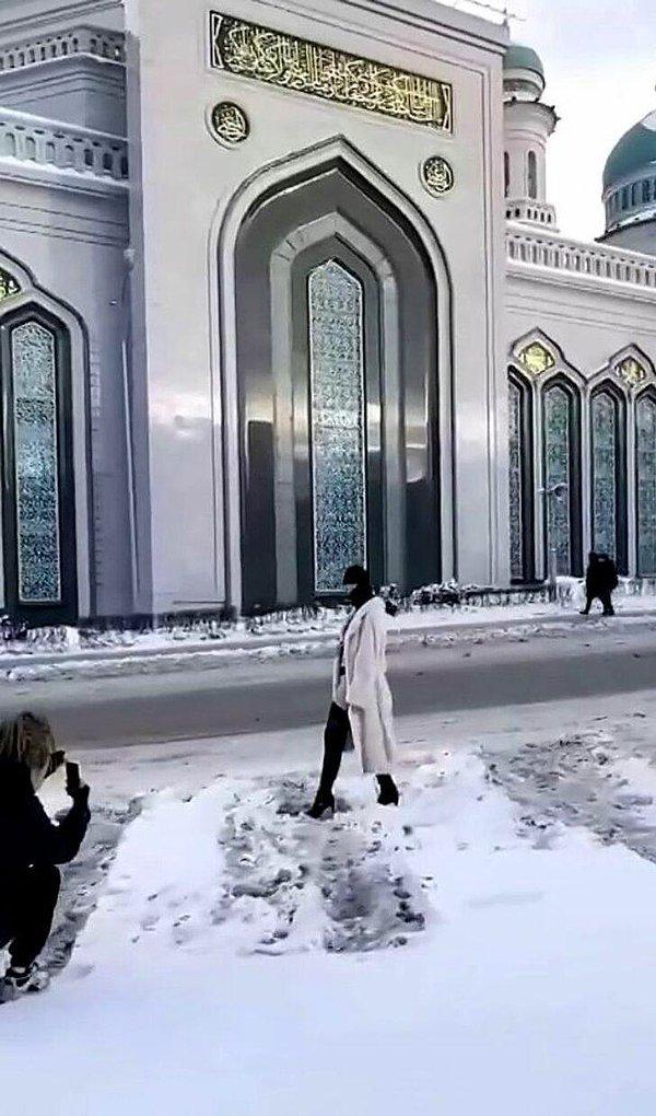 Rusya'da Moskava'da bulunan bir caminin önünde çekim yapan fotoğrafçı Maria Katanova ve ismi açıklanmayan model sosyal medyada tepkilerin odağı haline geldi.