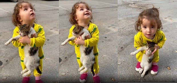 Sokakta Bulduğu Kediyi Eve Getirmek İçin Annesine Dil Döken Küçük Kızın Sevimli Anları