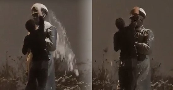 Yoğun Kar Yağışı Altında Üzerinde Kar Biriken Atatürk Heykelini Elleriyle Temizleyen Genç