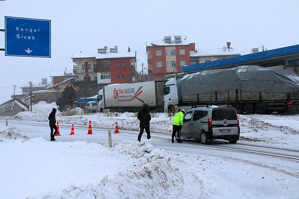 Sivas-Malatya kara yolu yoğun kar nedeniyle ulaşıma kapandı