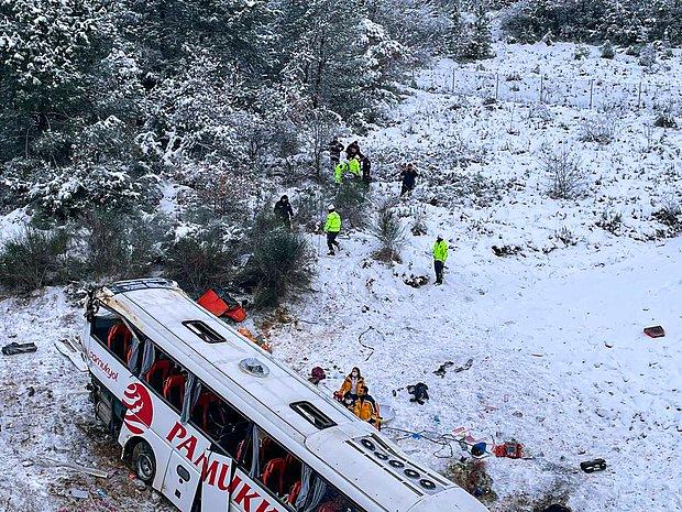 İstanbul'da Yolcu Otobüsü Şarampole Yuvarlandı: Ölü ve Yaralılar Var!