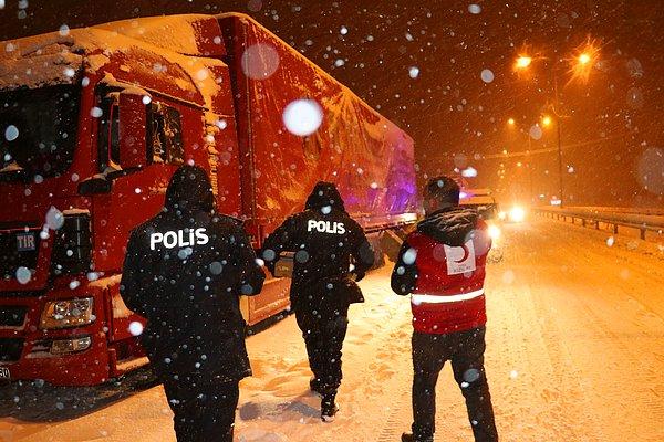 Samsun-Ankara kara yolunda mahsur kalanlara kumanya dağıtıldı