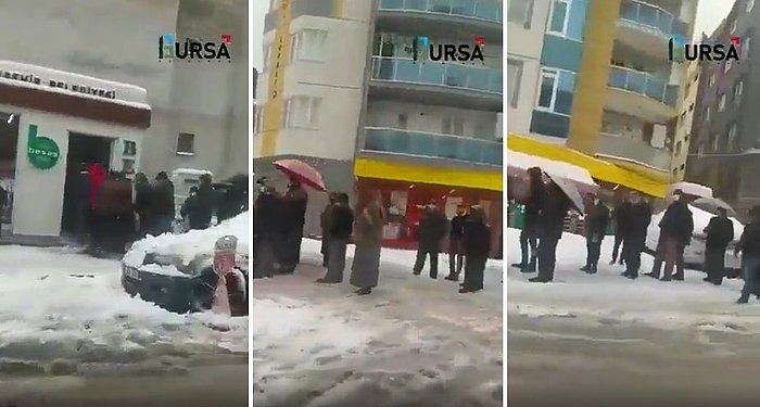 Bursa'da Ucuz Ekmek Alabilmek İçin Dondurucu Soğukta Dakikalarca Sıra Bekleyen Vatandaşlar