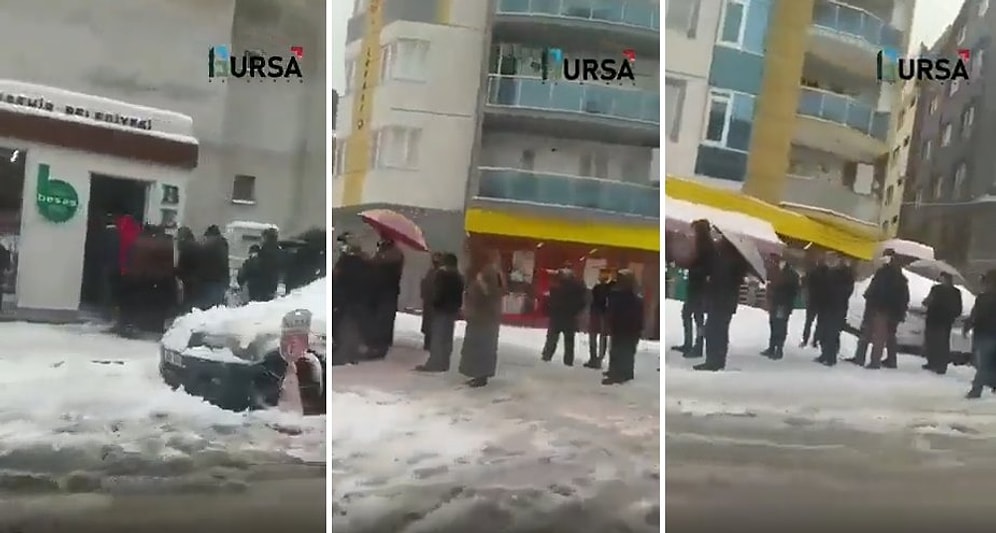 Bursa'da Ucuz Ekmek Alabilmek İçin Dondurucu Soğukta Dakikalarca Sıra Bekleyen Vatandaşlar