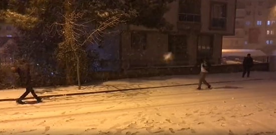 Kartopu Düellosu Yapan Gençlerin Kartoplarının Havada Çarpıştığı Efsane Anlar