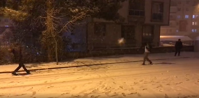 Kartopu Düellosu Yapan Gençlerin Kartoplarının Havada Çarpıştığı Efsane Anlar