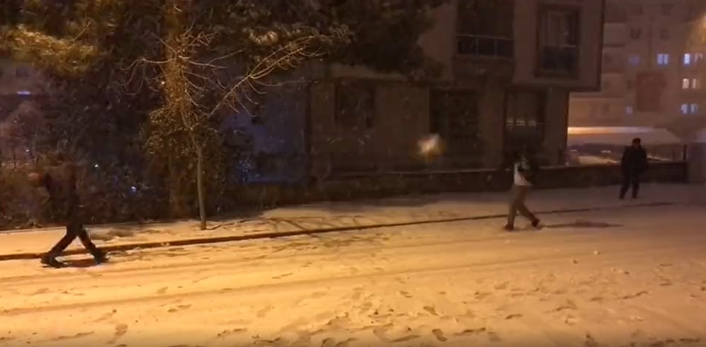 Kartopu Düellosu Yapan Gençlerin Kartoplarının Havada Çarpıştığı Efsane Anlar