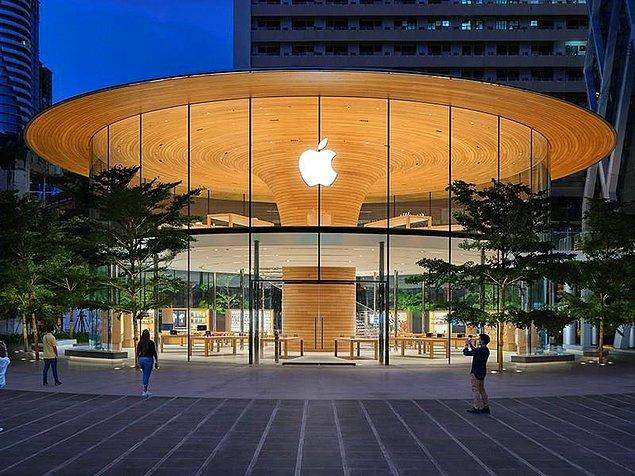 Koronavirüs önlemleri kapsamında birçok ülkedeki fiziksel mağazalarını randevulu sisteme geçiren Apple, şimdilik İngiltere için değişikliğe gideceğini açıkladı. İngiltere’de yer alan 38 mağazanın kullanıcılara tamamen açılması beklenirken, şirket sadece 17 Apple Store için randevu şartını kaldırdı.