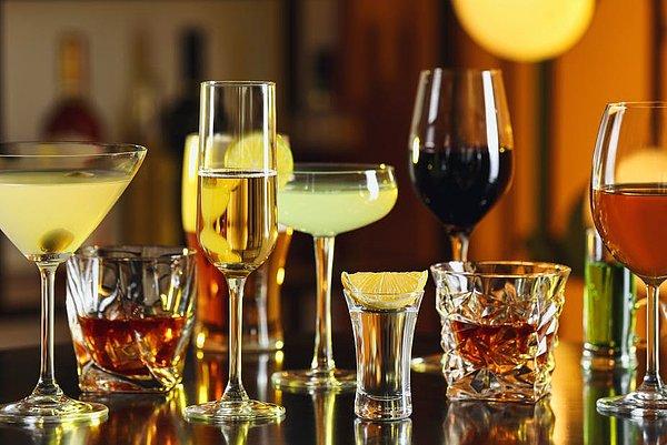 Araştırmada Britanya'nın Biobank veri tabanından yaş ortalaması 69 olan ve 16 bin 559'u Kovid'e yakalanan 473 bin 957 kişiyle ilgili kayıtlar incelendi. Bu kişiler içki içmeyenler, eski içiciler, halihazırda içenler ve içme sıklığına göre gruplara bölündü.