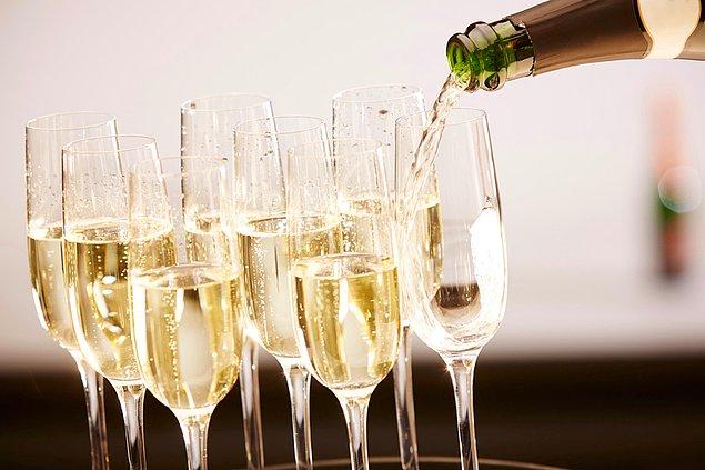 Alkollü içkilerin hiçbir türünü çok içmenin sağlıklı olmadığı uyarısını ihmal etmeyen araştırmacılar, kırmızı şarap, beyaz şarap ve şampanyanın Kovid riskini azaltma ihtimali bulunduğu sonucuna ulaştı.
