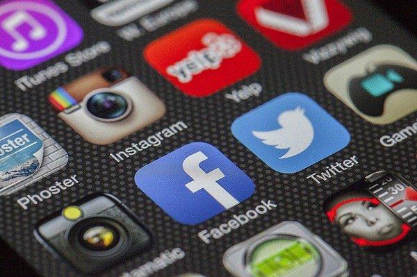 4. The Financial Times'ın bir raporuna göre eski adı Facebook olan sosyal medya platformu Meta, kullanıcıların Facebook ve Instagram'da NFT'ler oluşturmasına, sergilemesine ve satmasına izin verme planlarını araştırıyor.