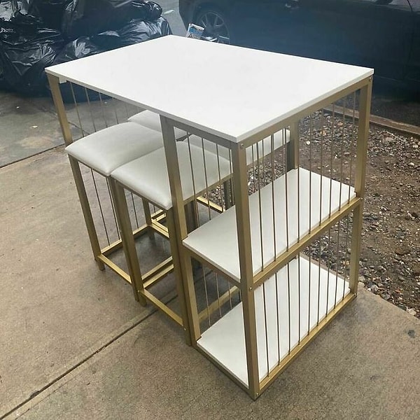 9. Что ж, это отличная находка! Табуретки в комплекте!