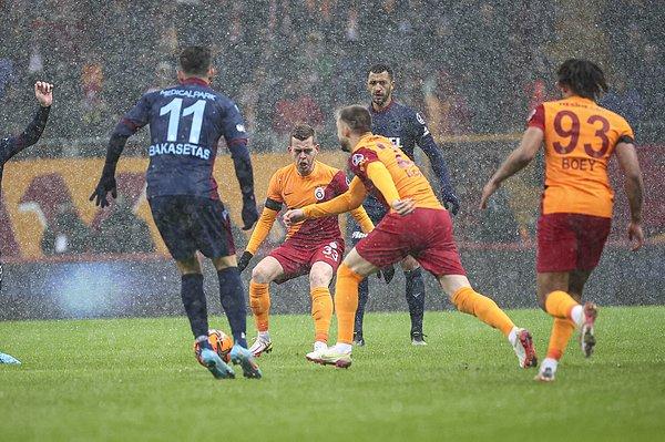 Tartışmalı hakem kararlarının ve Uğurcan Çakır'ın harika bir kurtarışı olduğu ilk yarıyı Galatasaray 1-0 önde kapattı
