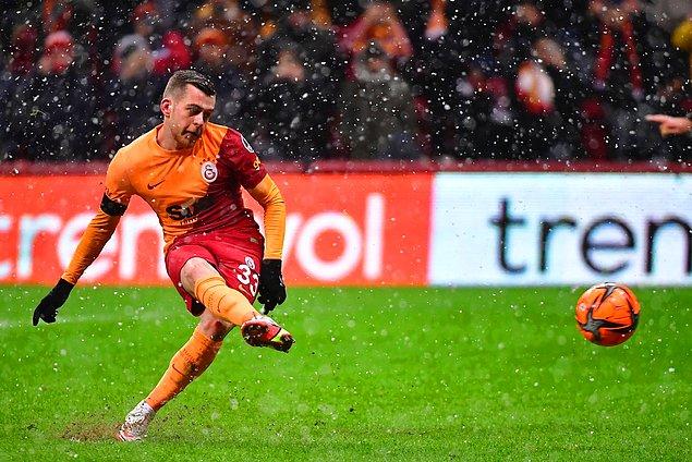 Dakikalar 31'i gösterdiğinde VAR'ın yönlendirmesiyle Galatasaray lehine penaltı kararı çıktı ve Cicaldau topu ağlara göndererek durumu 1-0 yaptı