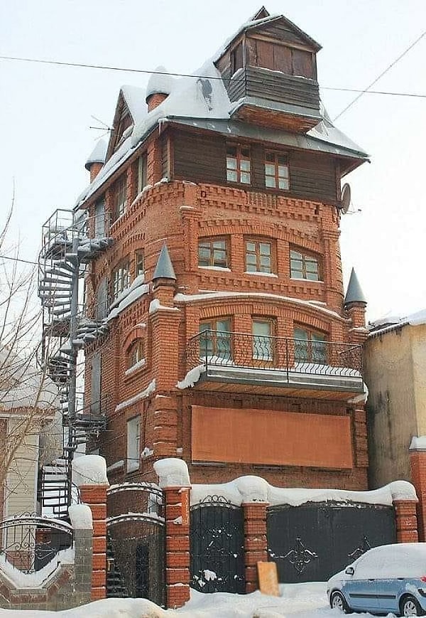 2. Похоже, кто-то не мог перестать добавлять этажи