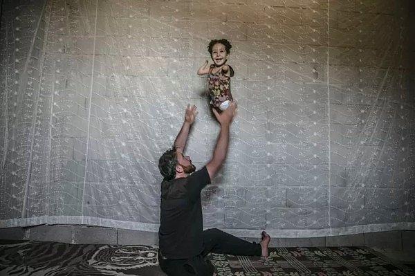 Fotoğrafçı Mehmet Aslan, Hatay'ın Reyhanlı ilçesinde çektiği bir fotoğraf ile hem ödül aldı hem de bir baba ve oğulun hayatına dokundu.