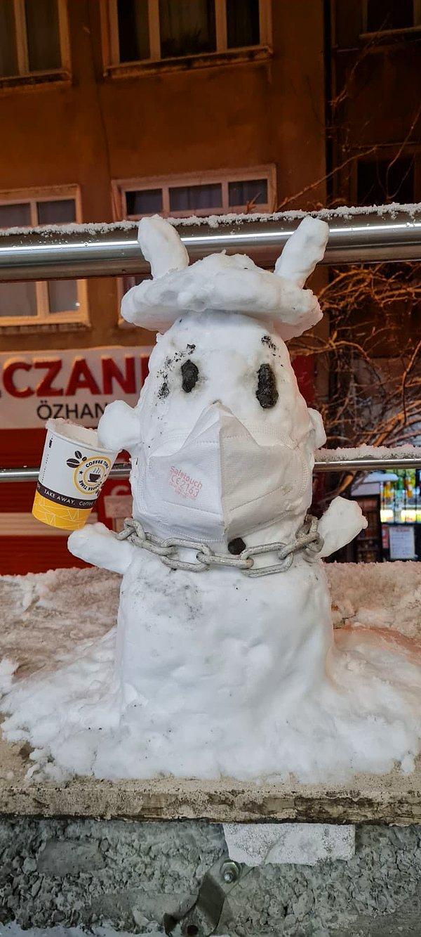 Taksim İlkyardım’da sağlıkçıların yaptığı kardan adam. Ağzında maske, boynunda zincir, uzun çalışma saatlerinde ayakta kalabilmek için elinde kahve...