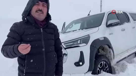 Karda Mahsur Kalanları Kurtarmak İsteyen Belediye Başkanı da Mahsur Kaldı