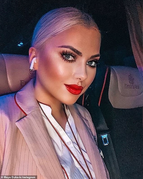 А Майя Дукарик, которая ранее работала стюардессой в авиакомпании, утверждала, что «полиция веса» иногда останавливала бортпроводников в аэропортах и говорила: «Привет, детка. Тебе нужно идти медленне