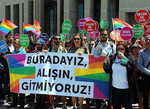 Ancak işin bir de maalesef ki hiç konuşulmayan ve yıllardır ötekileştirilen bir tarafı daha var: LGBTİ+ bireyler.