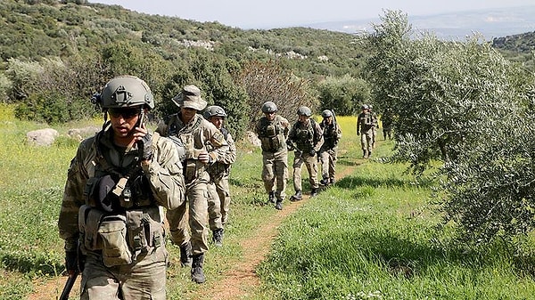 Türk Silahlı Kuvvetleri, Sağlık Yeteneği Yönetmeliği maddelerinden biri olan 'Cinsel kimlik ve davranış bozukluğu' tanısı kapsamında LGBTİ+'ları askere almıyor.