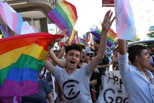 ‘Anneni seviyor musun?’ gibi sorular var. Ardından ailenden biriyle, eğer görüşmüyorsan yakın bir arkadaşınla oraya gidip farklı odalarda senin dürüstlüğünün sorgulanacağı soruları cevaplandırman gerekiyor.”