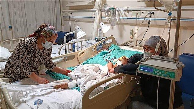 13. Gaziantep'te 2 pitbullun saldırısında ağır yaralanan ve sevk edildiği Antalya'daki Akdeniz Üniversitesi Hastanesinde operasyonlar geçiren 4 yaşındaki Asiye Ateş'in çarşamba ya da perşembe günü taburcu edileceği belirtildi.