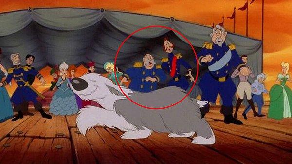 16. The Little Mermaid animasyonunda, Ariel'in düğününde Cinderella animasyonundaki kral ve danışmanını görebilirsiniz.