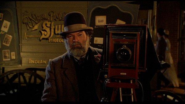 15. Back to the Future serisinin üçüncü filminde, Marty ve doktorun resmini çeken fotoğrafçı, setten birisi.