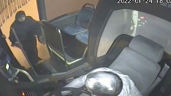 Otobüse Binerken Çatıdan Düşen Kar Kütlesinin Altında Kalmaktan Son Anda Kurtulan Kadının Korku Dolu Anları