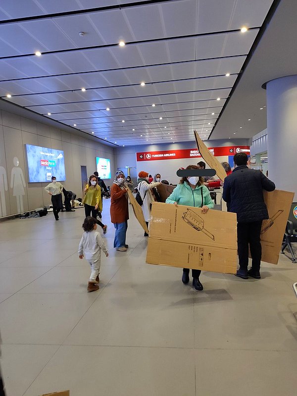 Herhangi bir yeraltı ulaşım çözümü olmadan hizmete açılan IST kodlu alanda mahsur kalanlara yerde yatmaları için dağıtılan kartonlar ise dünkü olayların sembolü oldu.