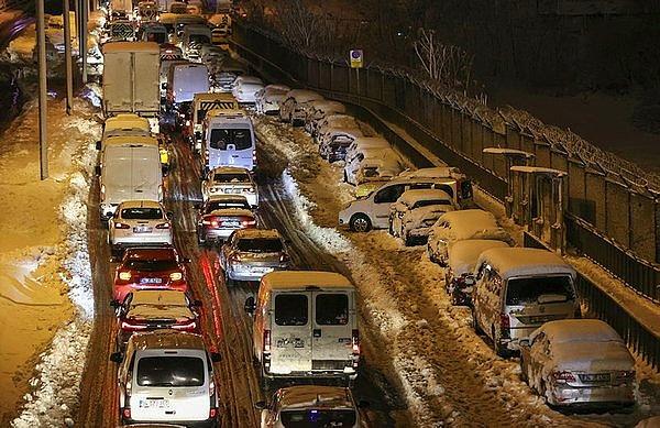 İstanbul Valisi Ali Yerlikaya 'Son yılların en yoğun kar yağışıyla karşı karşıyayız' dedi. Araçlar yollarda kaldı, vatandaşlar evlerine dönmekte güçlük çekti.